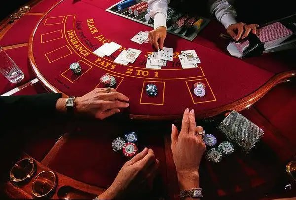 Ruang bantuan dengan sumber daya dan kontak layanan pengguna hot985